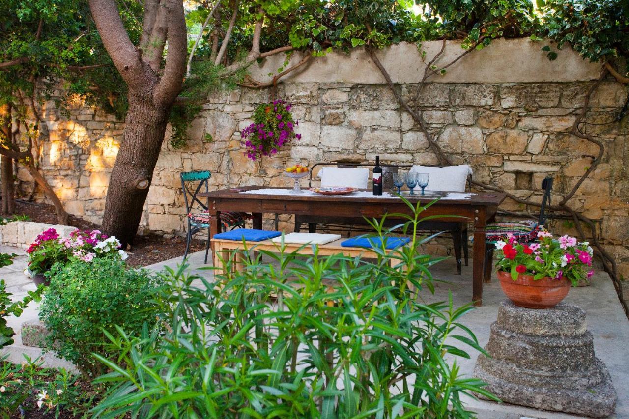 Cecilias Courtyard ξενώνας Malya Εξωτερικό φωτογραφία